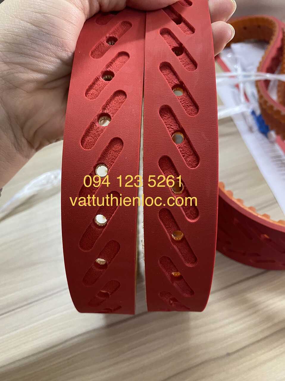 Dây curoa PU đúc cao su đỏ - PU Vaccum timing belt with holes in left and right - Dây curoa cho máy đóng gói